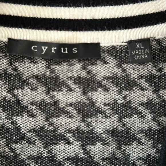 NTW XL Herringbone patterned button up sweater by Cyrus. - Picture 5 of 7